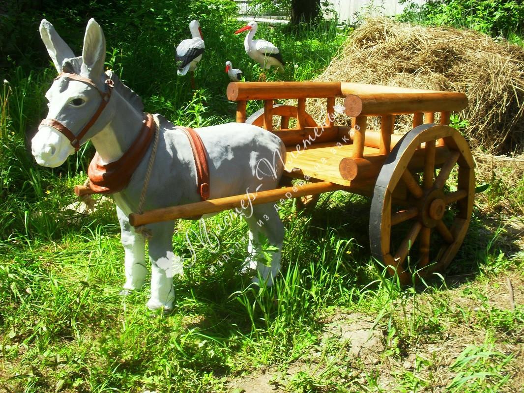 Лошадка для сада. Ослик деревянный для сада. Ослик с тележкой для сада. Садовая фигура ослик с тележкой. Декоративная лошадь для сада.